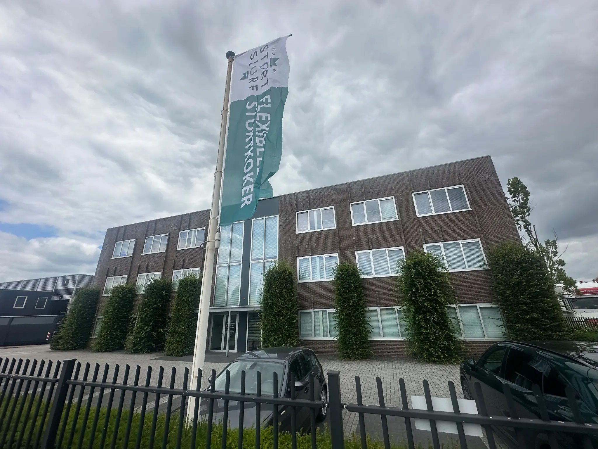 Stortslurf office with flag