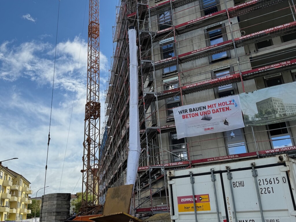Flexible rubble chute from Stortslurf® in use auf einer Baustelle