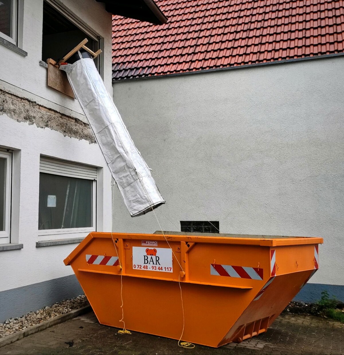 Scaffolding chute for upper-storey refurbishment