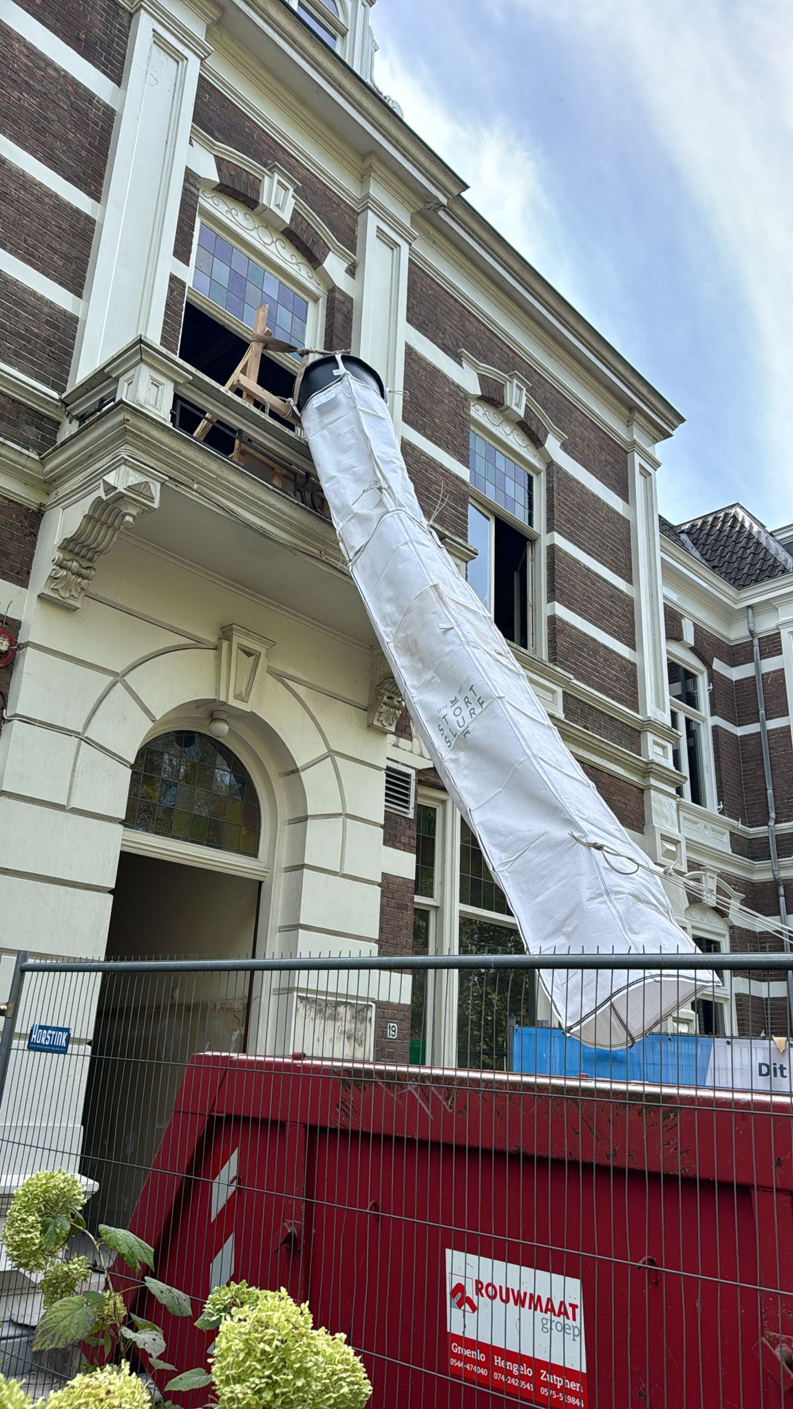 Scaffold chute for window-side installation
