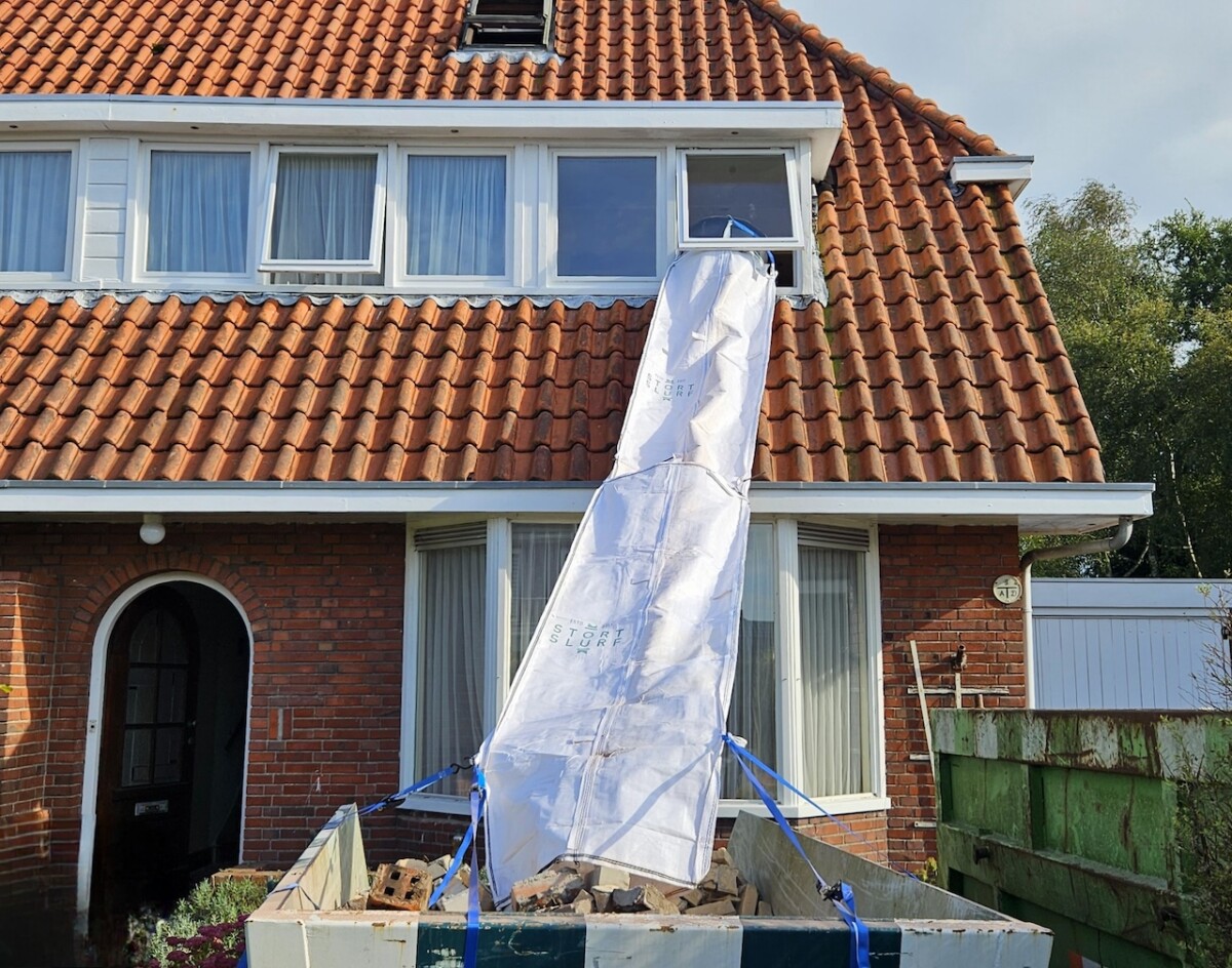 Skip chute positioned for straightforward loading