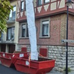 Waste chute for controlled disposal — thumbnail