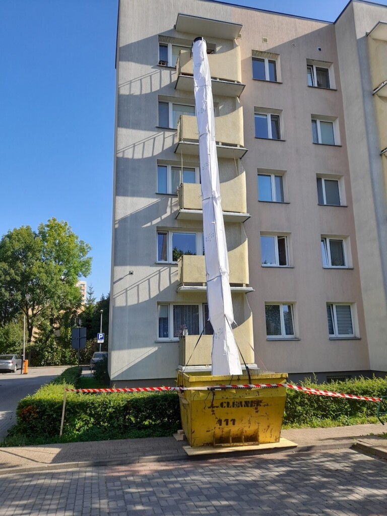 Flexible debris chute in use in Italy – façade renovation