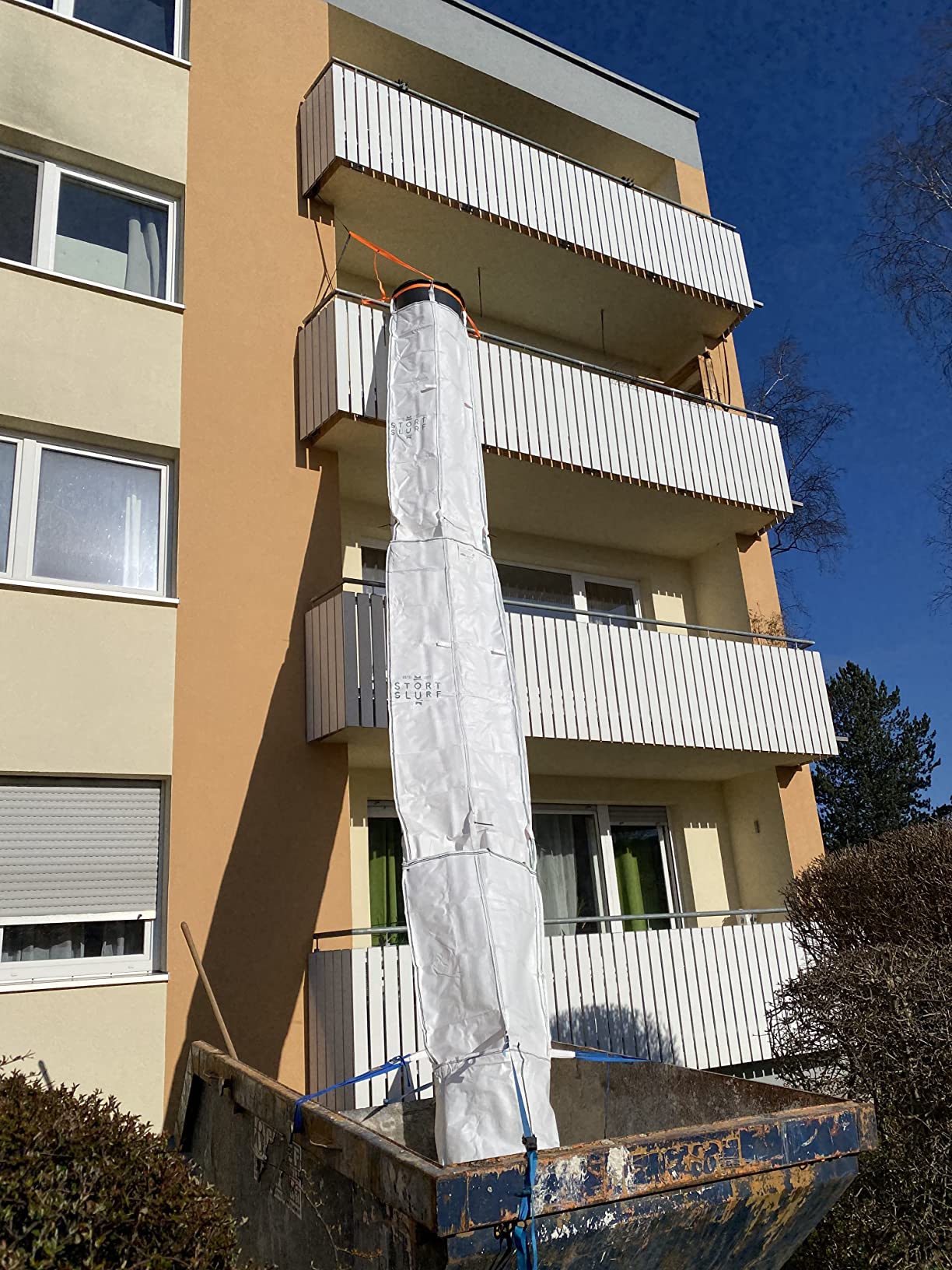 Use a debris chute from a balcony with Stortslurf®